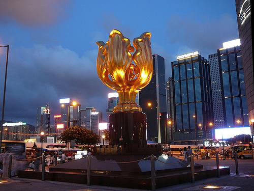 Quảng trường Golden Bauhinia là địa danh nổi tiếng bên cảng Victoria với tượng hoa dương tử kinh vàng, biểu tượng đặc trưng của Hồng Kông