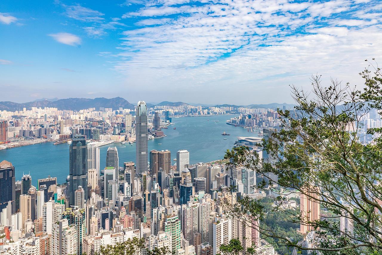 Ngắm toàn cảnh Hồng Kông từ Victoria Peak với tầm nhìn bao quát cảng Victoria và đường chân trời hiện đại của thành phố