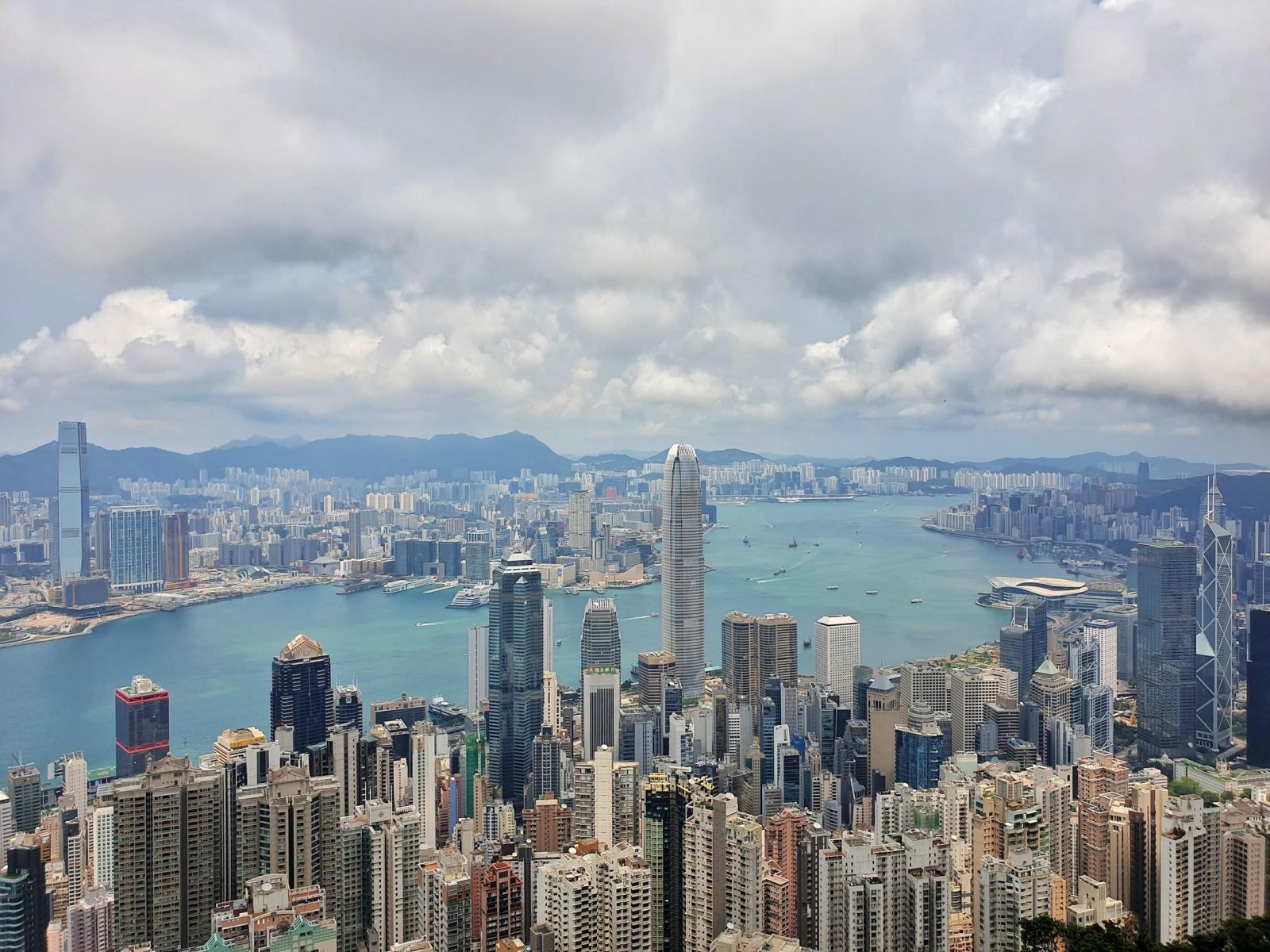 Victoria Peak là điểm ngắm cảnh nổi tiếng với tầm nhìn toàn cảnh Hồng Kông, cảng Victoria và những tòa nhà chọc trời từ trên cao