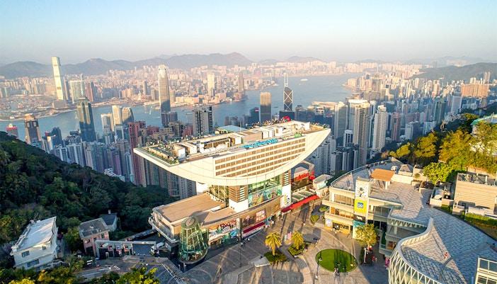 Victoria Peak là điểm ngắm toàn cảnh Hồng Kông nổi tiếng với tầm nhìn bao quát cảng Victoria và đường chân trời hiện đại