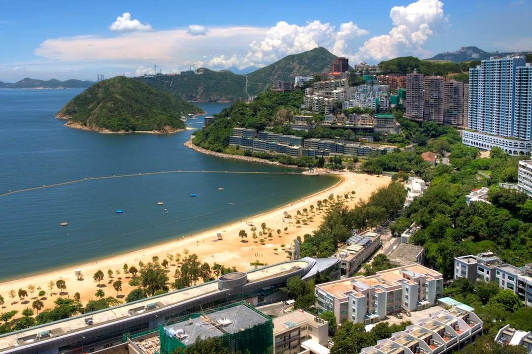 Vịnh Nước Cạn là điểm nghỉ dưỡng ven biển nổi tiếng với bãi cát dài, làn nước trong xanh và khung cảnh thoáng đãng của Hồng Kông