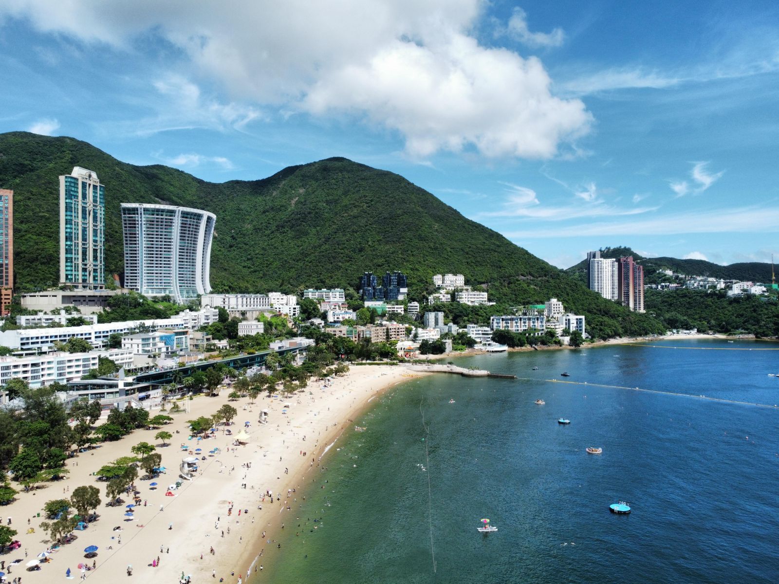Vịnh Nước Cạn là bãi biển nổi tiếng của Hồng Kông với bờ cát uốn cong, làn nước xanh và khung cảnh ven biển thoáng đãng