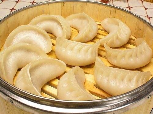Bánh bao nước Lạc Dương – món ăn nóng hổi với lớp vỏ mềm, nhân đậm đà và nước dùng thanh ngọt, mang nét đặc trưng ẩm thực cố đô