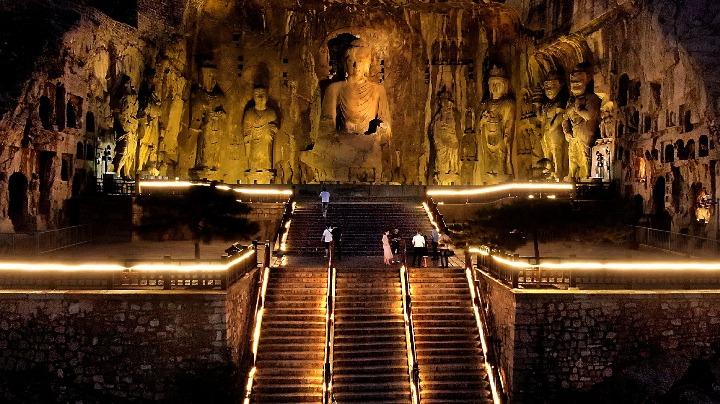 Chiêm ngưỡng kỳ quan Long Môn Thạch Quật, nơi hàng nghìn tượng Phật và phù điêu cổ được chạm khắc trên vách đá, tạo nên kiệt tác nghệ thuật Phật giáo đặc sắc