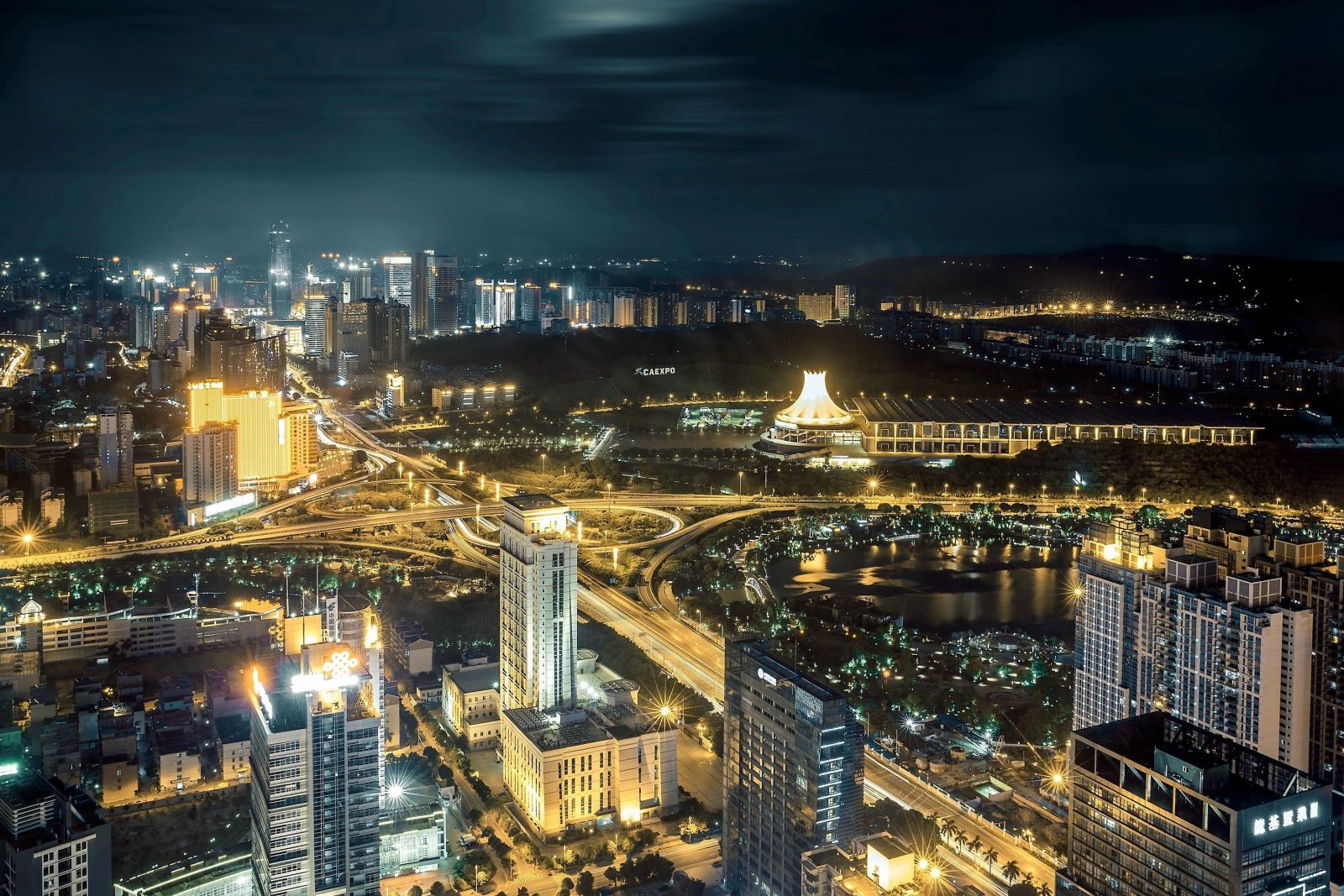 Khám phá Nam Ninh về đêm, khi phố phường lên đèn và thành phố khoác lên mình vẻ đẹp rực rỡ, sôi động giữa lòng Quảng Tây