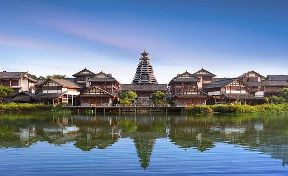 Check-in không gian cổ trang tại Tương Tư Hồ Trấn, nổi bật với những mái nhà truyền thống và góc phố mang đậm sắc màu văn hóa Quảng Tây