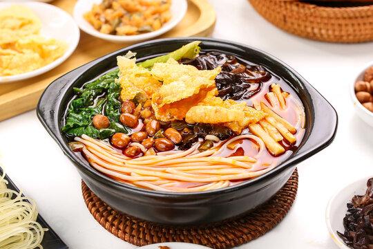 Phở ốc cay Liễu Châu – đặc sản Quảng Tây nổi tiếng với nước dùng đậm vị, vị chua cay đặc trưng và mùi hương khó quên
