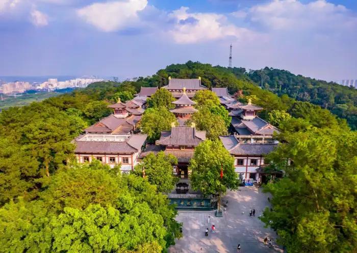 Thanh Tú Sơn – “lá phổi xanh” của Nam Ninh, nổi bật với cảnh quan xanh mát, hồ nước và những công trình kiến trúc giữa thiên nhiên