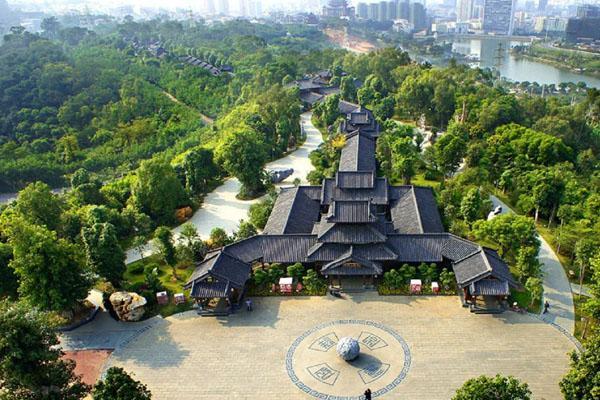 Thanh Tú Sơn – “lá phổi xanh” của Nam Ninh, nổi bật với cảnh quan xanh mát, hồ nước và những công trình kiến trúc hài hòa giữa thiên nhiên