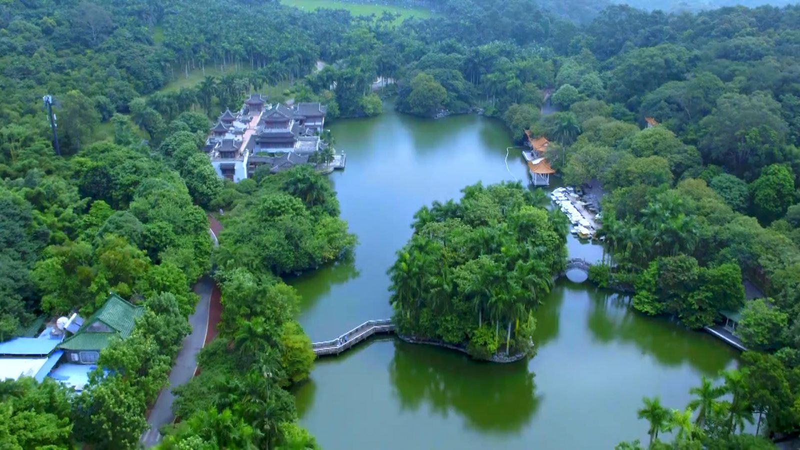 Hòa mình vào không gian xanh của Thanh Tú Sơn, tận hưởng cảnh sắc trong lành giữa cây cối, hồ nước và những góc check-in nổi bật của Nam Ninh