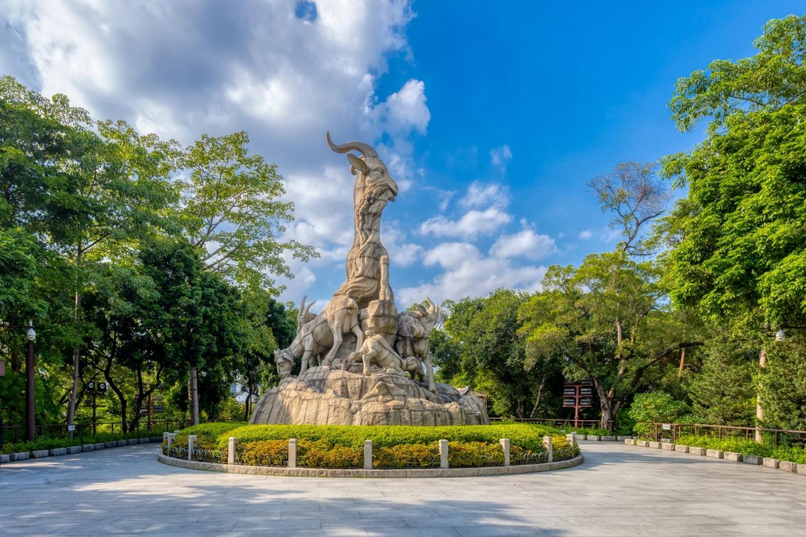 Công viên Việt Tú là không gian xanh nổi tiếng của Quảng Châu, nơi có tượng Ngũ Dương biểu tượng của thành phố