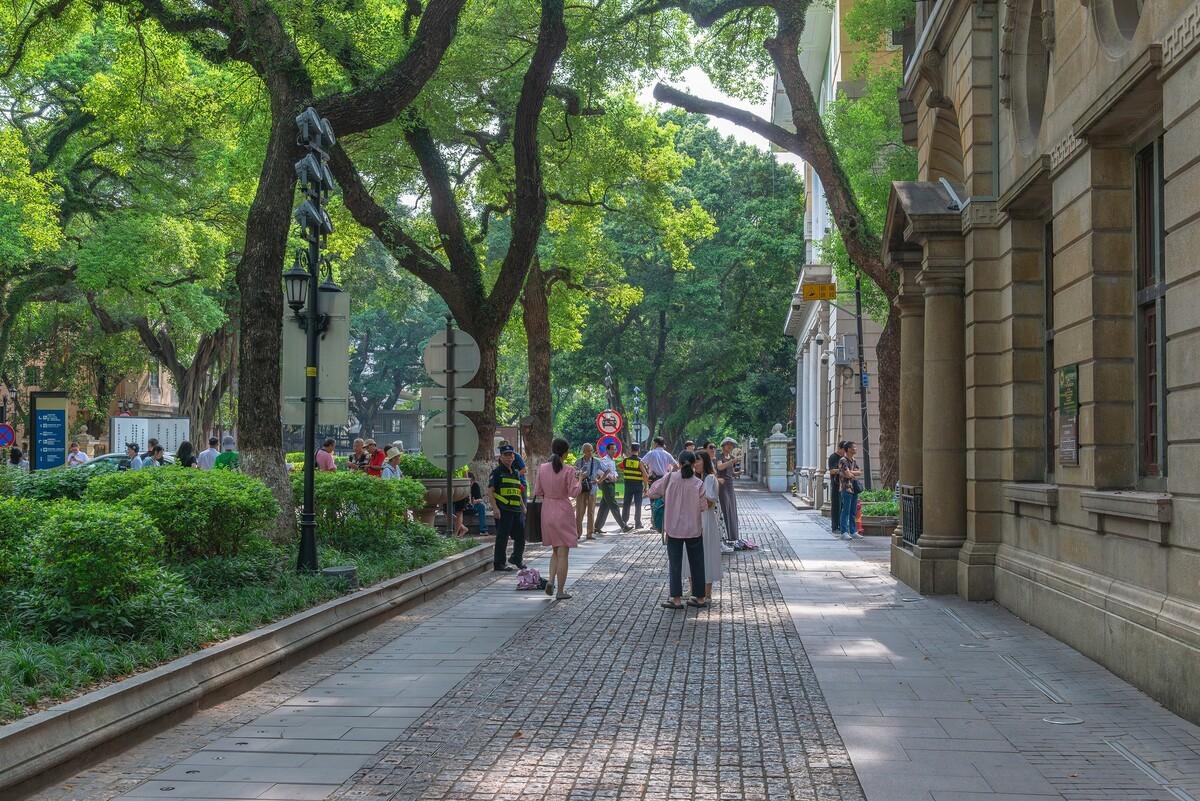 Dạo bước giữa những con phố trên đảo Sa Diện, cảm nhận vẻ đẹp cổ kính qua hàng cây xanh và những công trình kiến trúc châu Âu giữa lòng Quảng Châu
