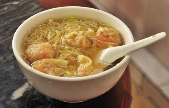 Mì hoành thánh Quảng Châu – món ăn trứ danh với sợi mì dai giòn, hoành thánh nhân tôm thịt và nước dùng thanh ngọt đặc trưng Quảng Đông