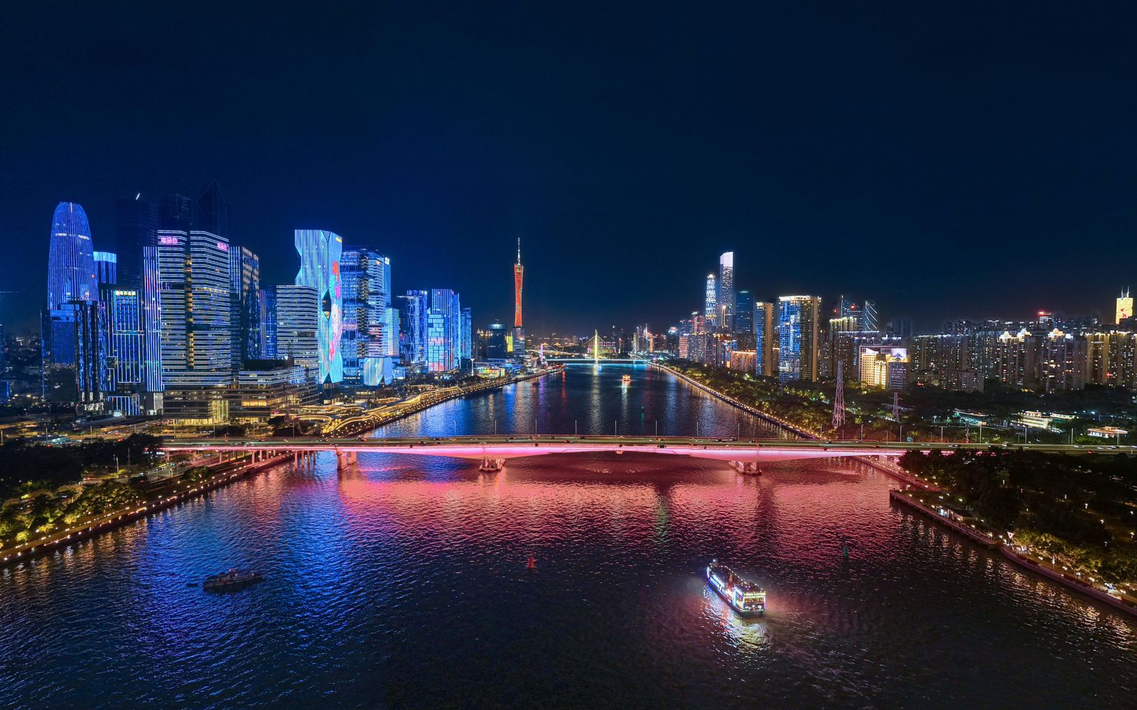 Ngắm Quảng Châu rực rỡ bên sông Châu Giang khi những tòa nhà hiện đại và Tháp Canton đồng loạt lên đèn