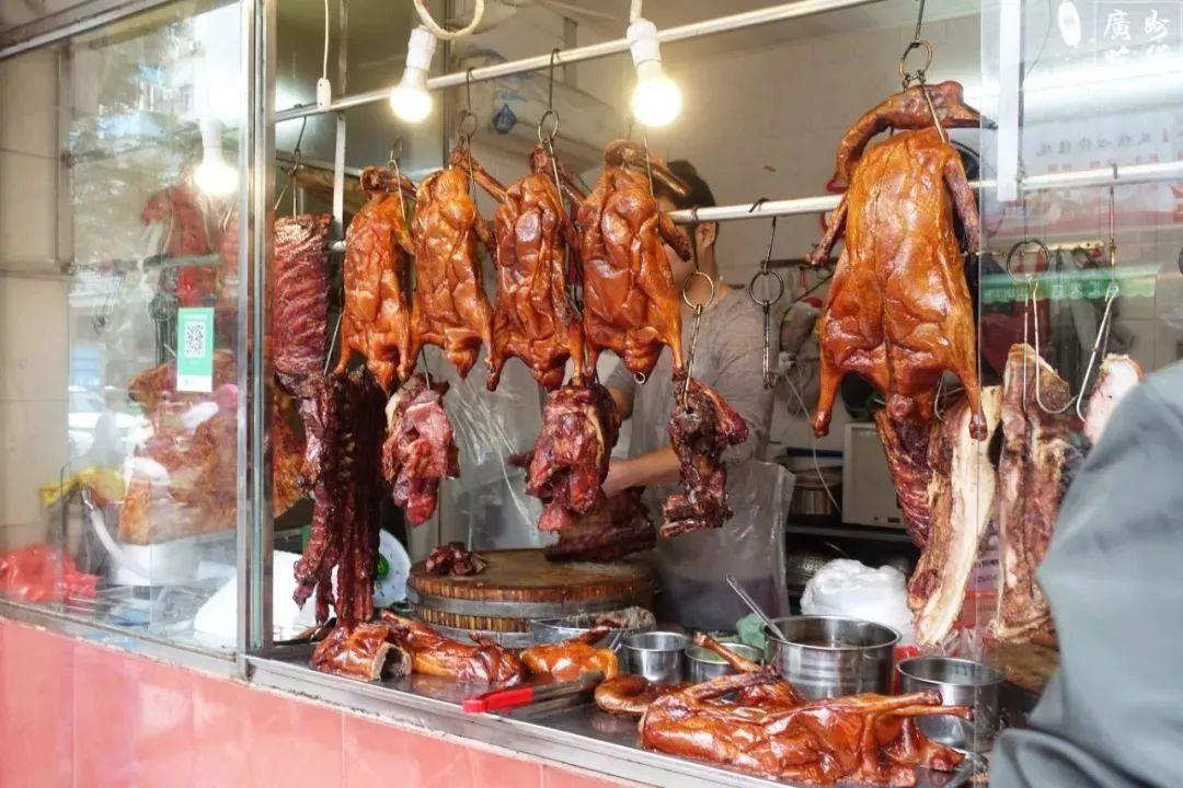 Các món quay Quảng Đông hấp dẫn với lớp da vàng óng, giòn thơm và phần thịt mềm đậm vị, tạo nên nét đặc trưng của ẩm thực Quảng Châu