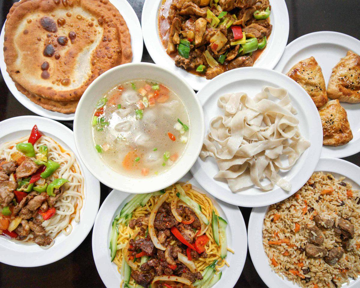 Thưởng thức ẩm thực đặc trưng Tân Cương, từ thịt nướng thơm lừng, bánh naan giòn nóng đến các món ăn đậm vị mang dấu ấn vùng Con đường Tơ lụa