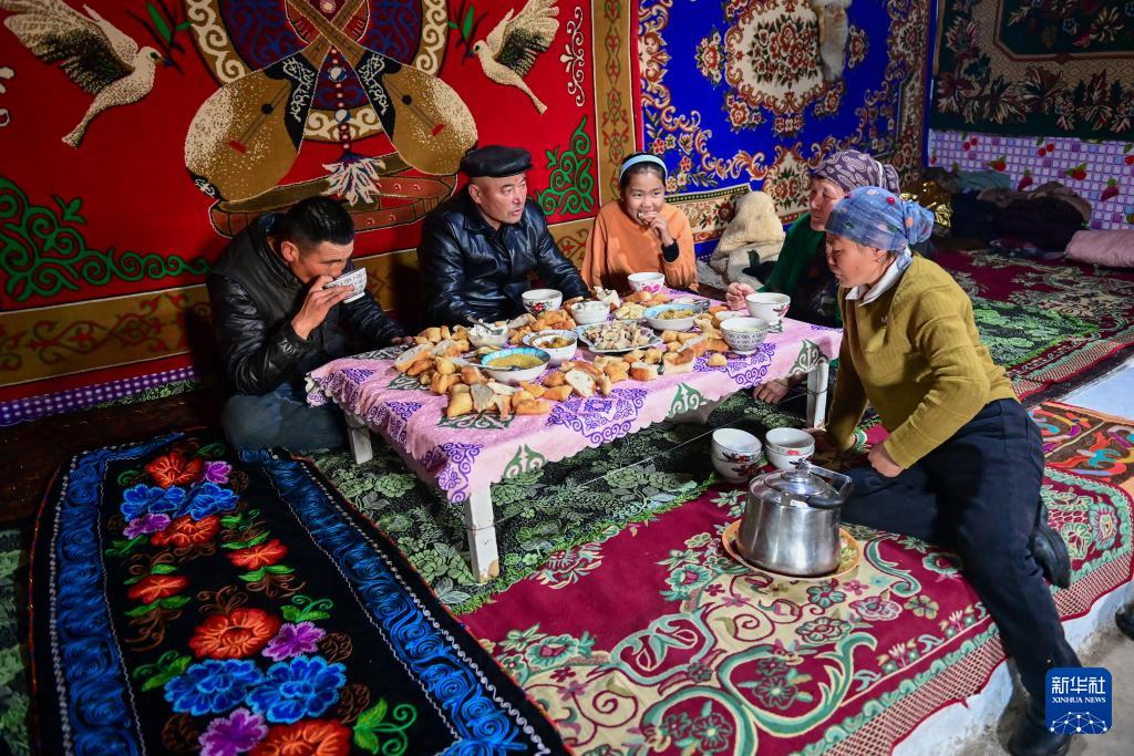 Khám phá cuộc sống và văn hóa địa phương Tân Cương qua những khu chợ truyền thống, món ăn bản địa, nghề thủ công và nhịp sống đặc trưng vùng Con đường Tơ lụa