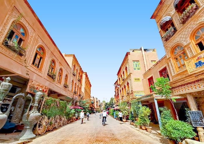 Khám phá văn hóa và phố cổ Kashgar, nơi những con ngõ cổ, ngôi nhà truyền thống và khu chợ nhộn nhịp lưu giữ sắc màu văn hóa Tân Cương