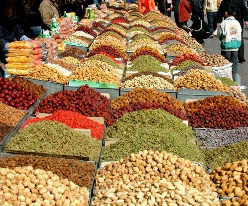 Hoa quả và đặc sản khô Tân Cương – nổi tiếng với nho khô, táo khô, mơ khô, các loại hạt và nhiều thức quà đặc trưng từ vùng đất nắng gió