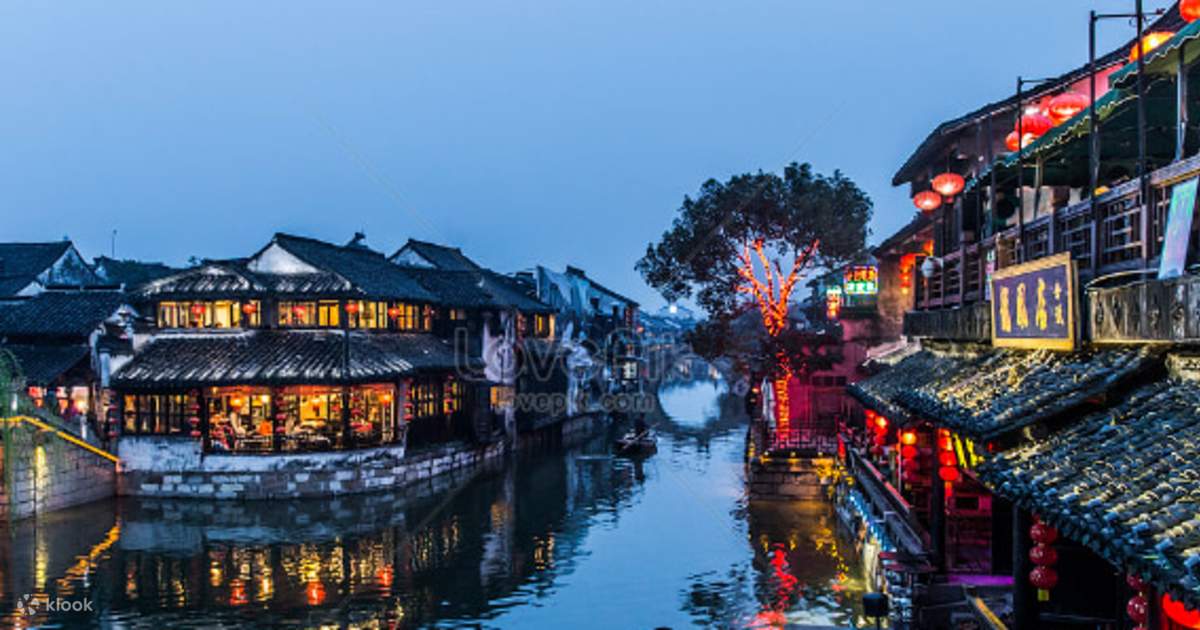 Ngắm Tây Đường Cổ Trấn khi lên đèn, chiêm ngưỡng những dãy nhà cổ lung linh soi bóng xuống dòng kênh