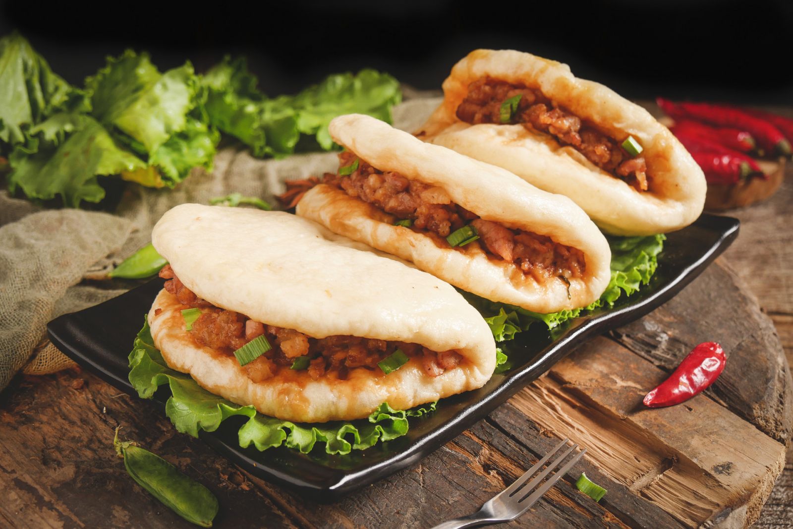 Roujiamo – bánh mì thịt Tây An với vỏ bánh giòn thơm, kẹp thịt hầm mềm đậm vị, là món ăn đường phố không thể bỏ lỡ
