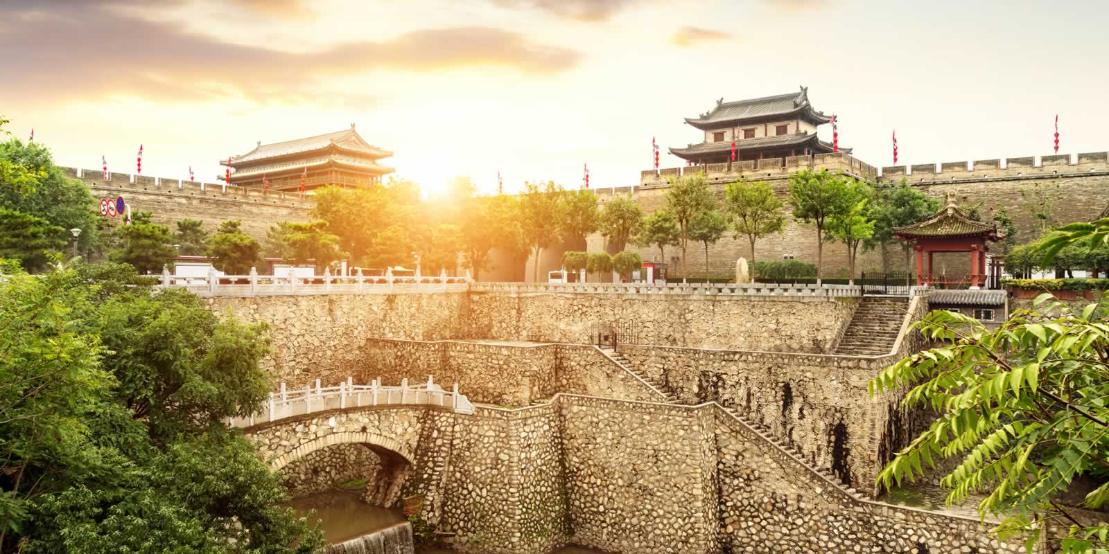Thành cổ Tây An lưu giữ dấu ấn lịch sử qua những bức tường thành sừng sững, đưa du khách trở về không gian của cố đô nghìn năm
