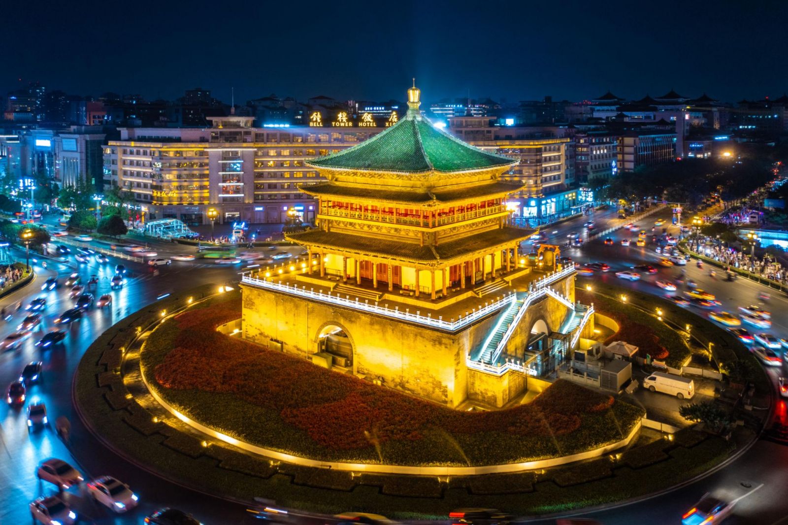 Ngắm thành phố Tây An lung linh về đêm, khi ánh đèn thắp sáng những công trình cổ kính và nhịp sống hiện đại