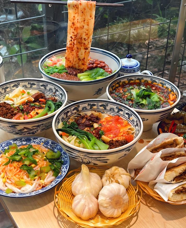 Các món ăn đặc trưng Thiểm Tây mang hương vị đậm đà, dân dã, nổi bật với mì, bánh và những món ăn đường phố trứ danh