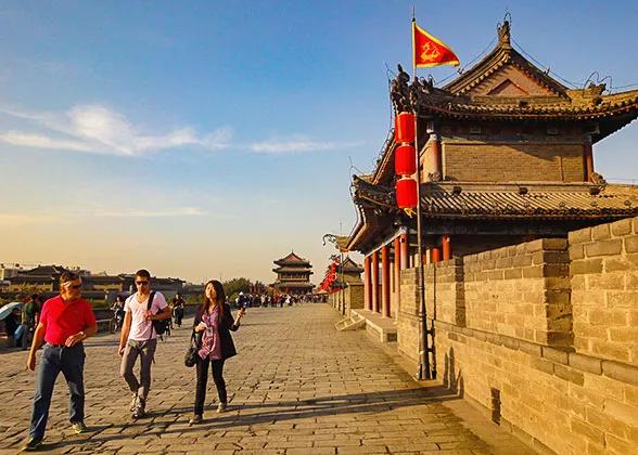 Dạo bước trên Thành cổ Tây An, ngắm toàn cảnh cố đô từ những bức tường thành sừng sững nhuốm màu thời gian