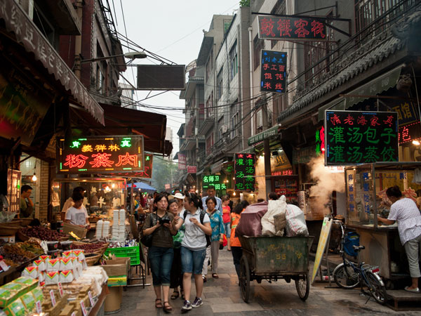 Khu phố Hồi giáo Tây An rộn ràng với những con phố ẩm thực, hàng quán truyền thống và nét giao thoa văn hóa đặc sắc