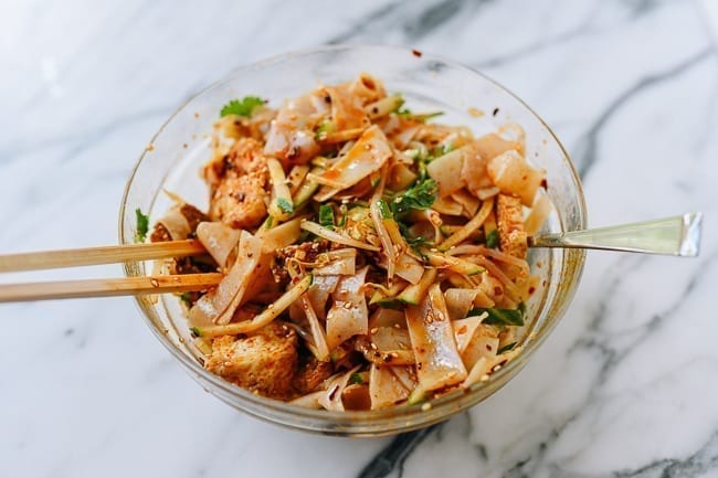 Mì lạnh Liangpi mang vị thanh mát, sợi mì mềm dai kết hợp dầu ớt, giấm và gia vị đặc trưng, rất thích hợp thưởng thức khi khám phá Tây An