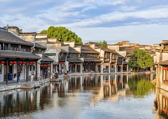 Cảm nhận văn hóa sông nước Giang Nam qua những mái nhà ven kênh, thuyền gỗ, cầu đá và nhịp sống chậm rãi