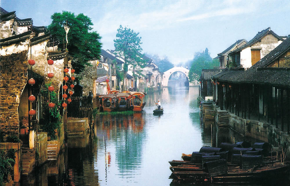 Khu phố cổ ven những dòng kênh mang đậm nét Giang Nam với nhà cổ, cầu đá và những con thuyền lặng lẽ trôi qua
