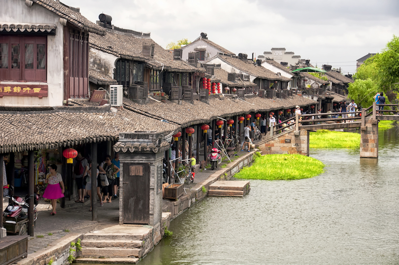 Hành lang có mái che ven sông Tây Đường trải dài bên dòng kênh, mang đến khung cảnh cổ kính và đầy chất thơ