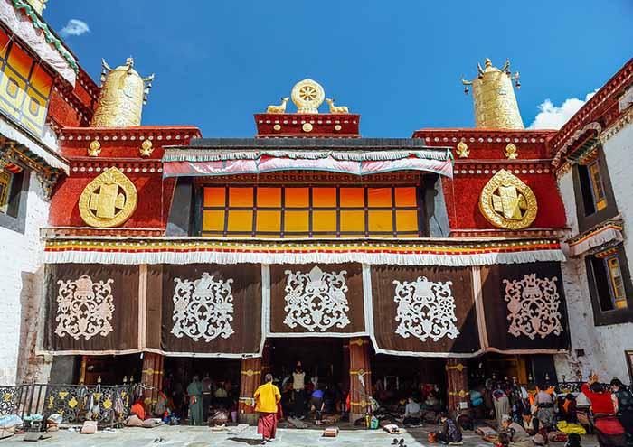 Chùa Đại Chiêu là ngôi chùa linh thiêng nổi tiếng ở Lhasa, mang đậm dấu ấn kiến trúc và văn hóa Phật giáo Tây Tạng