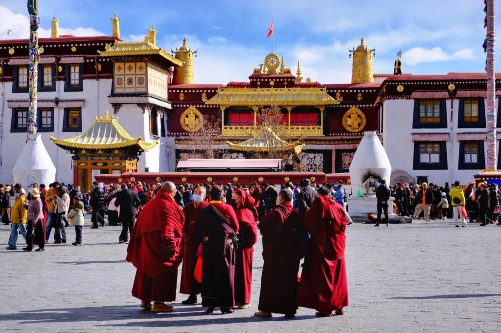 Chùa Đại Chiêu là ngôi chùa linh thiêng ở Lhasa, gắn liền với đời sống tín ngưỡng và văn hóa Phật giáo Tây Tạng