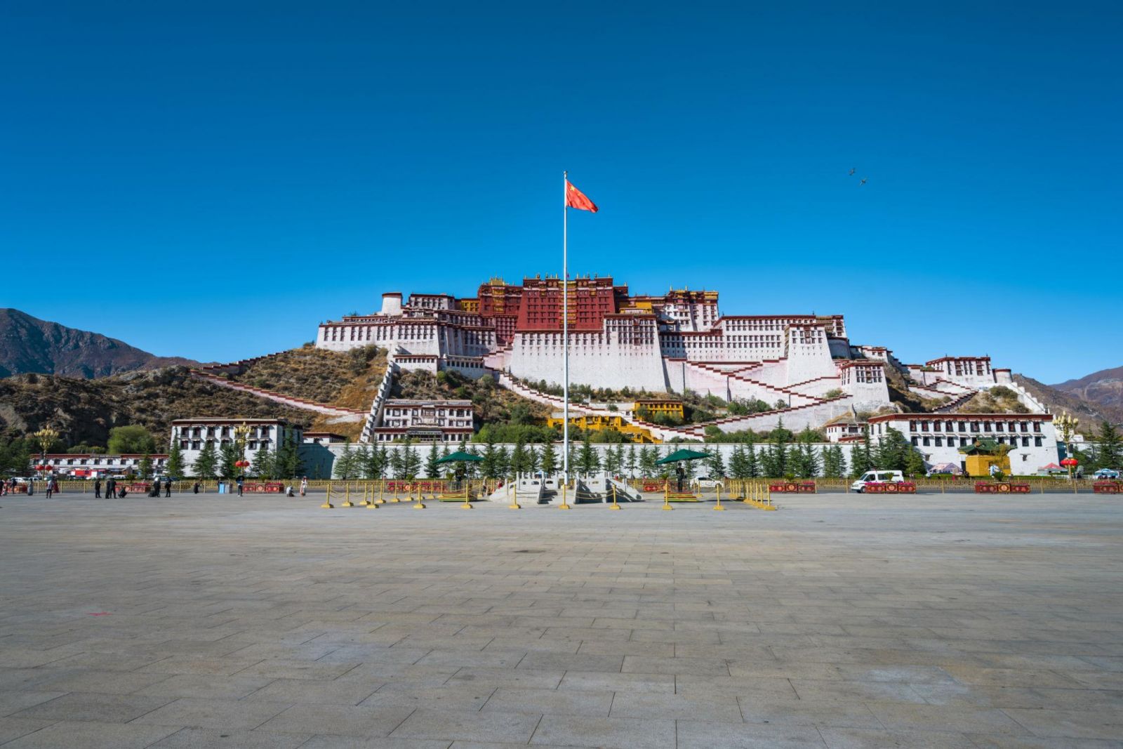 Cung điện Potala là biểu tượng nổi tiếng của Tây Tạng với kiến trúc đồ sộ nổi bật trên đồi Marpo giữa thành phố Lhasa