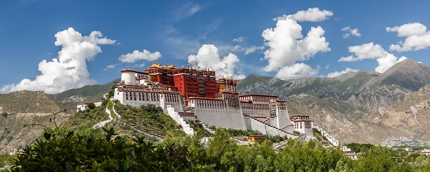 Cung điện Potala là biểu tượng nổi tiếng của Tây Tạng với quần thể kiến trúc đồ sộ tọa lạc trên đồi Marpo ở Lhasa