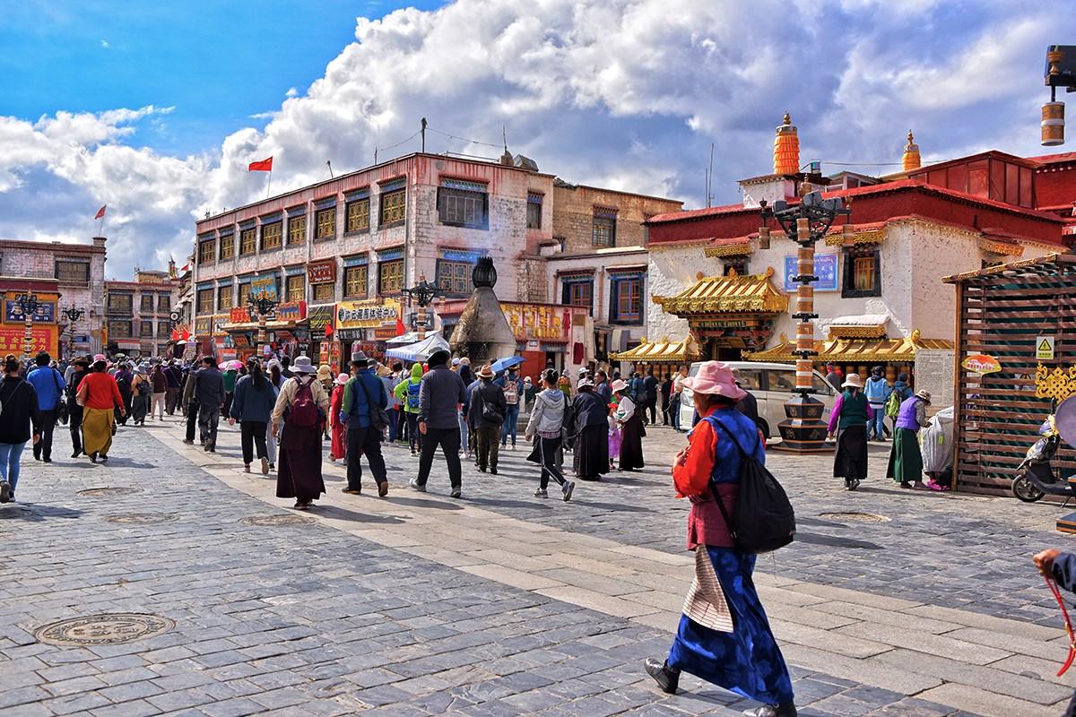 Hòa vào dòng người hành hương tại Lhasa để cảm nhận đời sống tâm linh và nét văn hóa Phật giáo đặc trưng của Tây Tạng