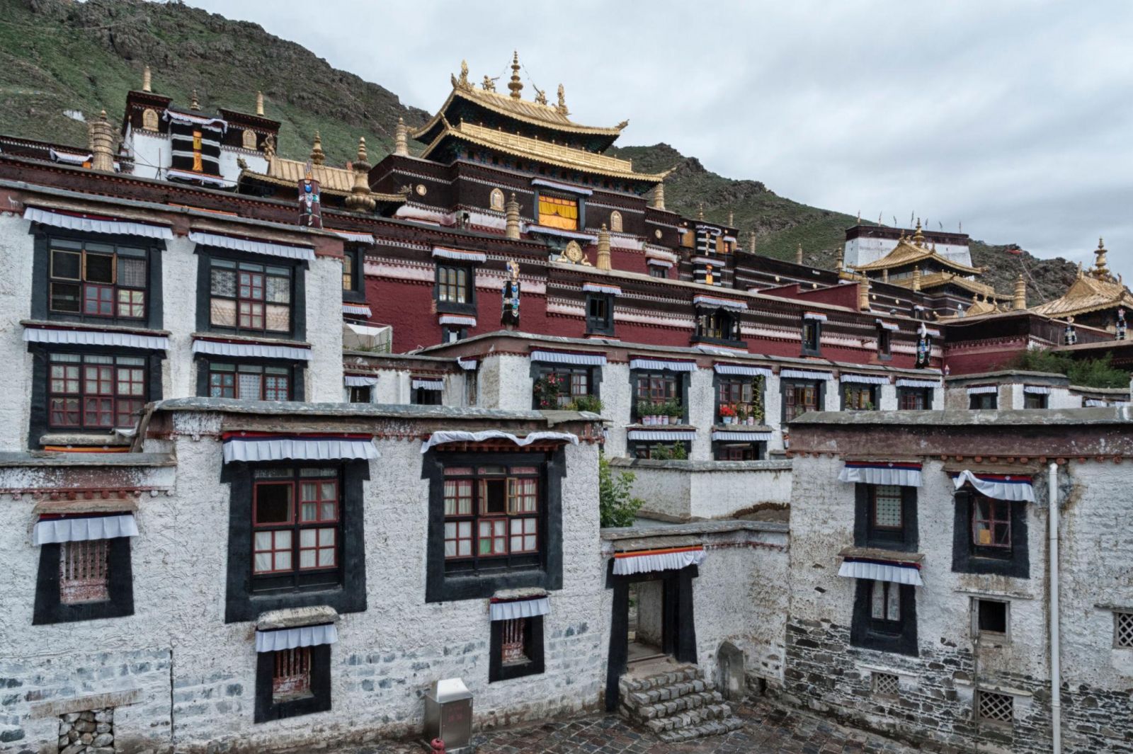 Khám phá kiến trúc và văn hóa Phật giáo Tây Tạng qua những tu viện cổ, tranh Thangka và các giá trị tín ngưỡng đặc trưng