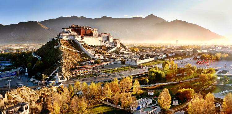 Ngắm toàn cảnh Cung điện Potala nổi bật giữa không gian cao nguyên và những dãy núi bao quanh Lhasa
