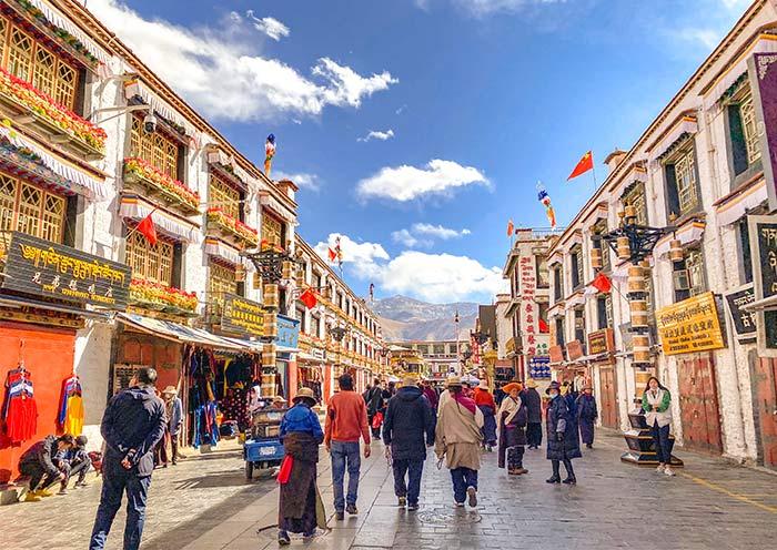 Phố Barkhor là khu phố cổ nổi tiếng ở Lhasa, nơi du khách có thể cảm nhận rõ nét đời sống, tín ngưỡng và văn hóa Tây Tạng