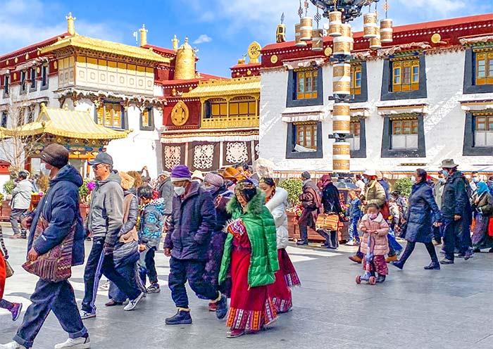 Cảm nhận đời sống tâm linh tại Lhasa qua những ngôi chùa linh thiêng, dòng người hành hương và nét văn hóa Phật giáo Tây Tạng