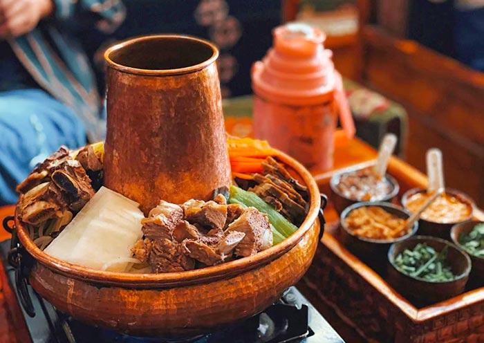 Thịt yak là đặc sản quen thuộc của Tây Tạng với thớ thịt chắc, hương vị đậm và được chế biến thành nhiều món ăn truyền thống