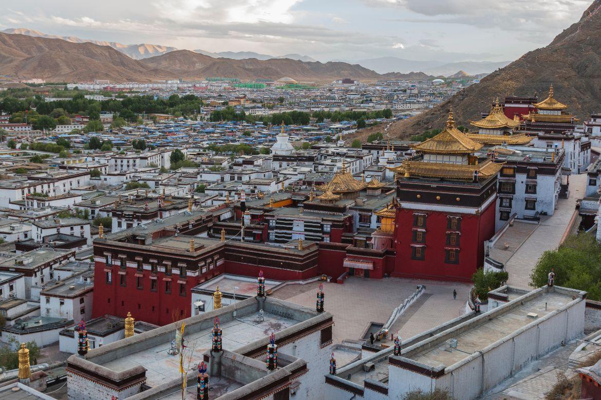 Tu viện Tashilhunpo là một trong những tu viện Phật giáo quan trọng của Tây Tạng, nổi bật với quần thể kiến trúc đồ sộ tại Shigatse