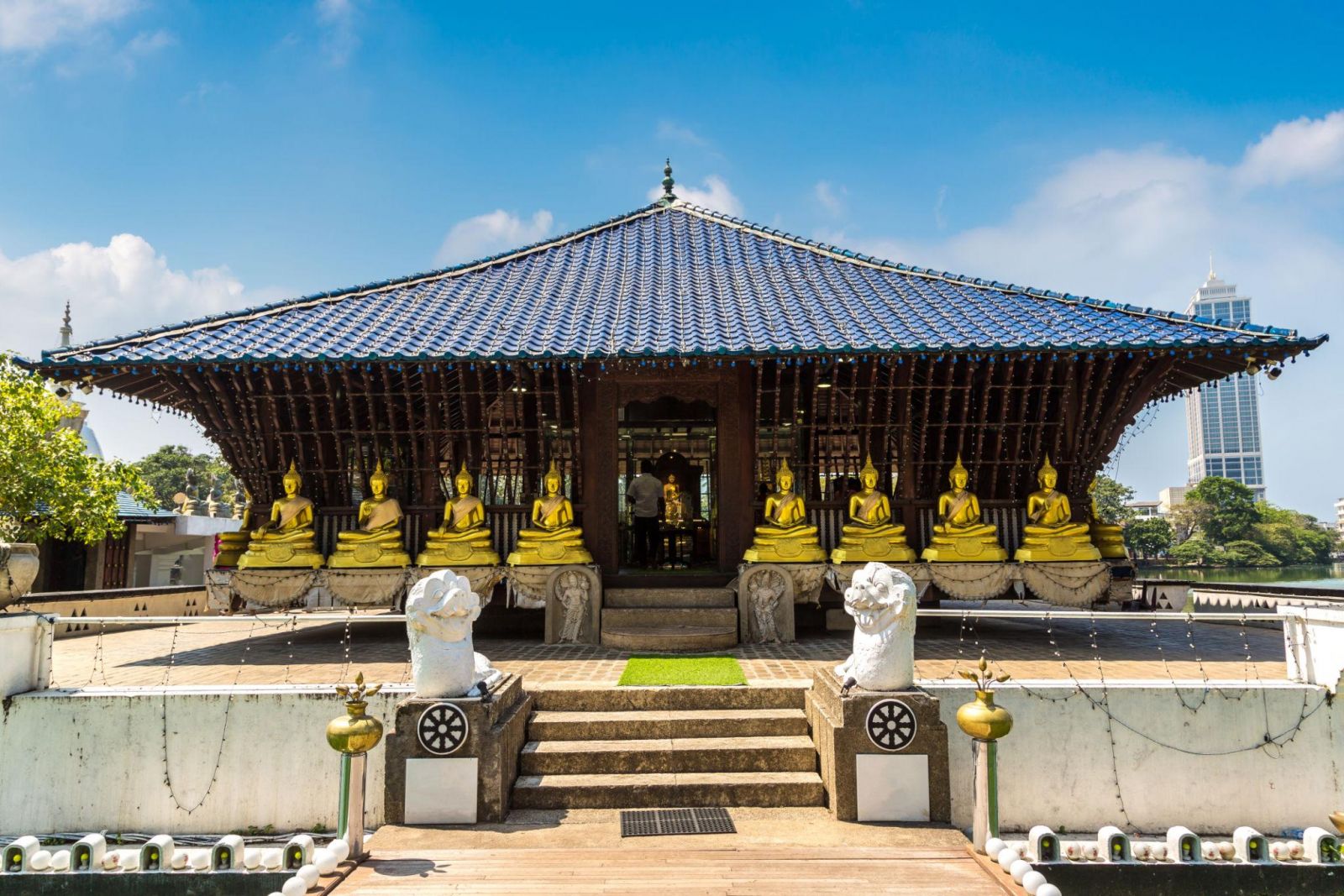 Chùa Gangaramaya là ngôi chùa Phật giáo nổi tiếng ở Colombo với kiến trúc độc đáo và không gian văn hóa tâm linh đặc sắc
