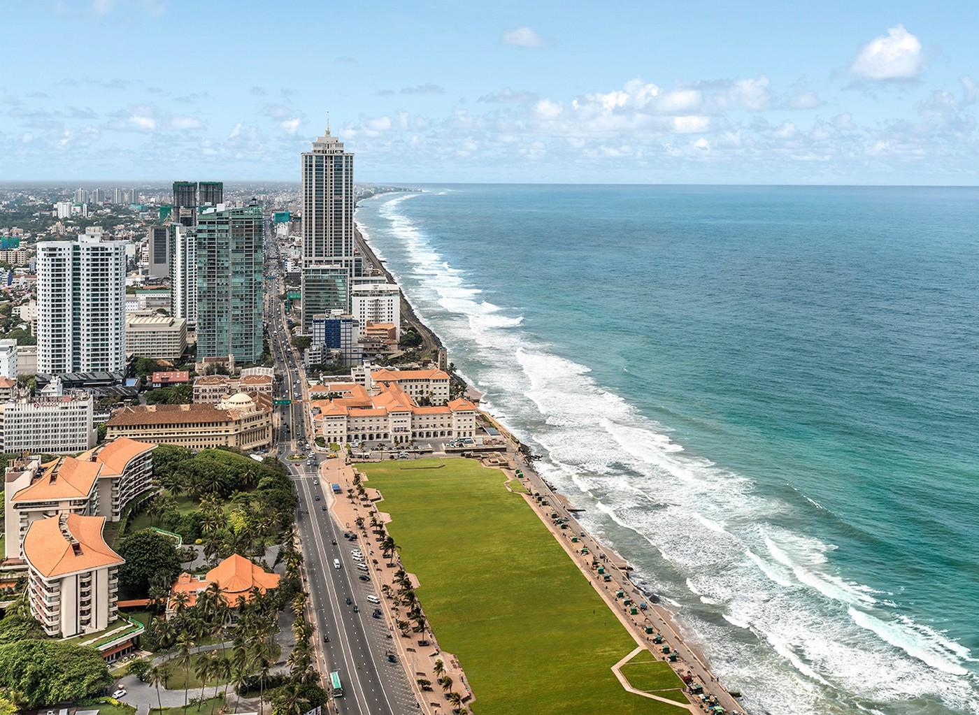 Colombo là thành phố sôi động của Sri Lanka với những công trình hiện đại, dấu ấn kiến trúc cổ và nhịp sống ven biển đặc trưng