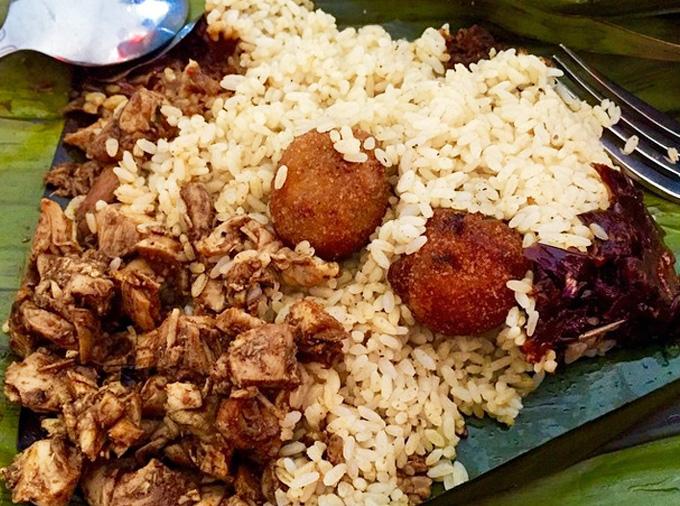 Lamprais là món cơm truyền thống Sri Lanka được gói trong lá chuối cùng thịt, cà ri và nhiều món ăn kèm rồi đem nướng để tạo hương thơm đặc trưng