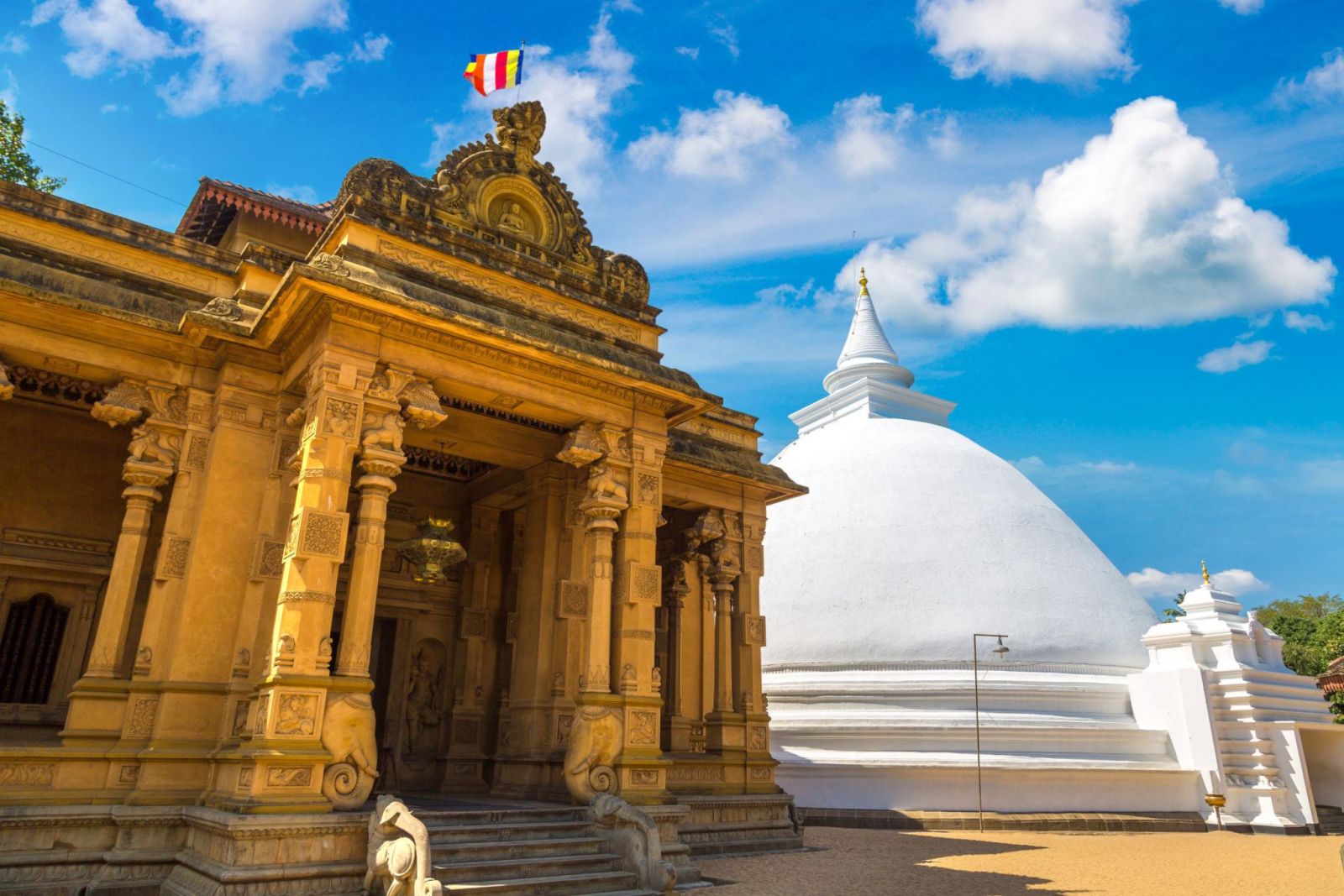 Kelaniya Raja Maha Vihara là ngôi chùa Phật giáo cổ kính gần Colombo, nổi bật với kiến trúc truyền thống và những bức tranh tường tinh xảo