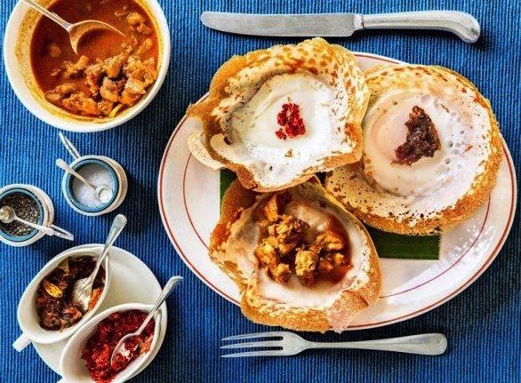 Hoppers là món bánh truyền thống Sri Lanka có lớp vỏ mỏng giòn, phần giữa mềm xốp và thường được ăn kèm trứng, cà ri hoặc sambol